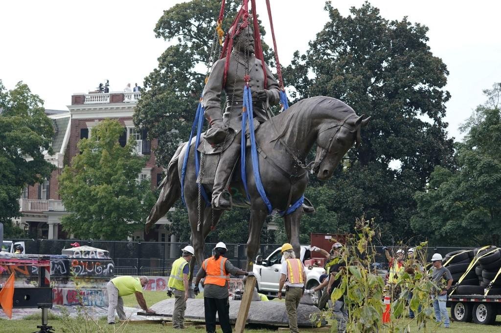 O governador de Virg&iacute;nia disse que a est&aacute;tua removida ser&aacute; levada para um dep&oacute;sito
