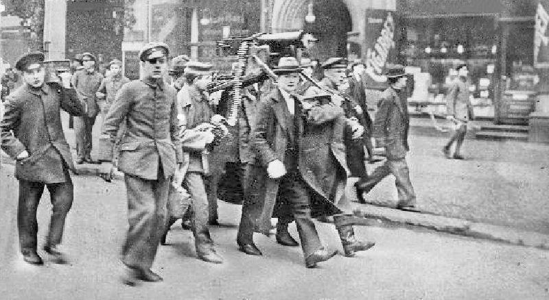 Conflito entre comunistas e nacionalistas nas ruas de Berlim.