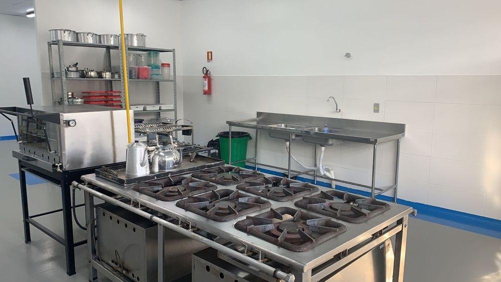 Espa&ccedil;o est&aacute; equipado com pia, utens&iacute;lios, balc&otilde;es, fog&atilde;o industrial, forno, freezer e equipamentos de seguran&ccedil;a