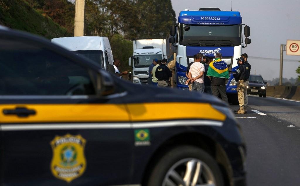Na Regis Bittencourt, a 30 quil&ocirc;metros, houve pontos de bloqueio de caminhoneiros