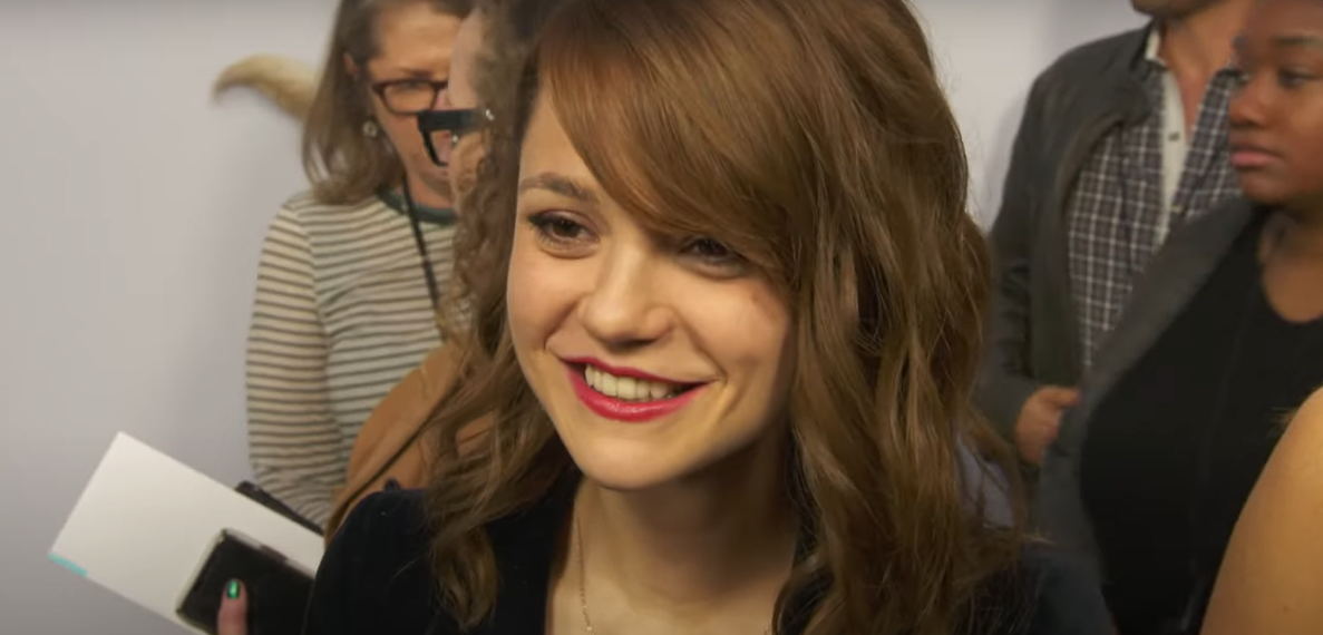A atriz Kathryn Prescott, da s&eacute;rie Skins, foi atropelada por um caminh&atilde;o e est&aacute; internada com ferimentos graves em um hospital de Nova York.