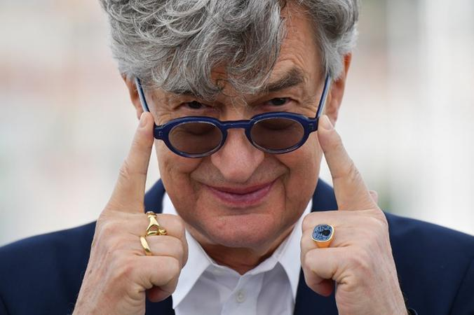 Wenders ainda se lembra da luz do sol que se filtrava pelos esqueletos gigantescos das torres g&ecirc;meas, entre as ru&iacute;nas fumegantes em um ch&atilde;o coberto por uma espessa camada de cinzas