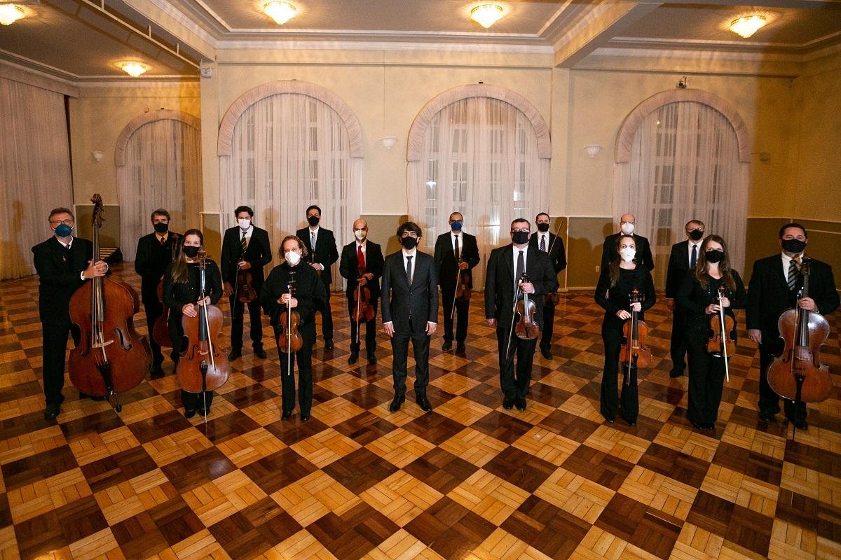 Sob a reg&ecirc;ncia de Tiago Flores, a Orquestra da Ulbra apresenta repert&oacute;rio de choros, em concerto na Associa&ccedil;&atilde;o Leopoldina Juvenil, com limita&ccedil;&atilde;o de p&uacute;blico, distanciamento e respeitando protocolos sanit&aacute;rios. Ser&aacute; exigida carteira de vacina&ccedil;&atilde;o comprovando, pelo menos, o recebimento de uma dose contra Covid-19. O evento ter&aacute; transmiss&atilde;o ao vivo pelo canal da orquestra no YouTube.