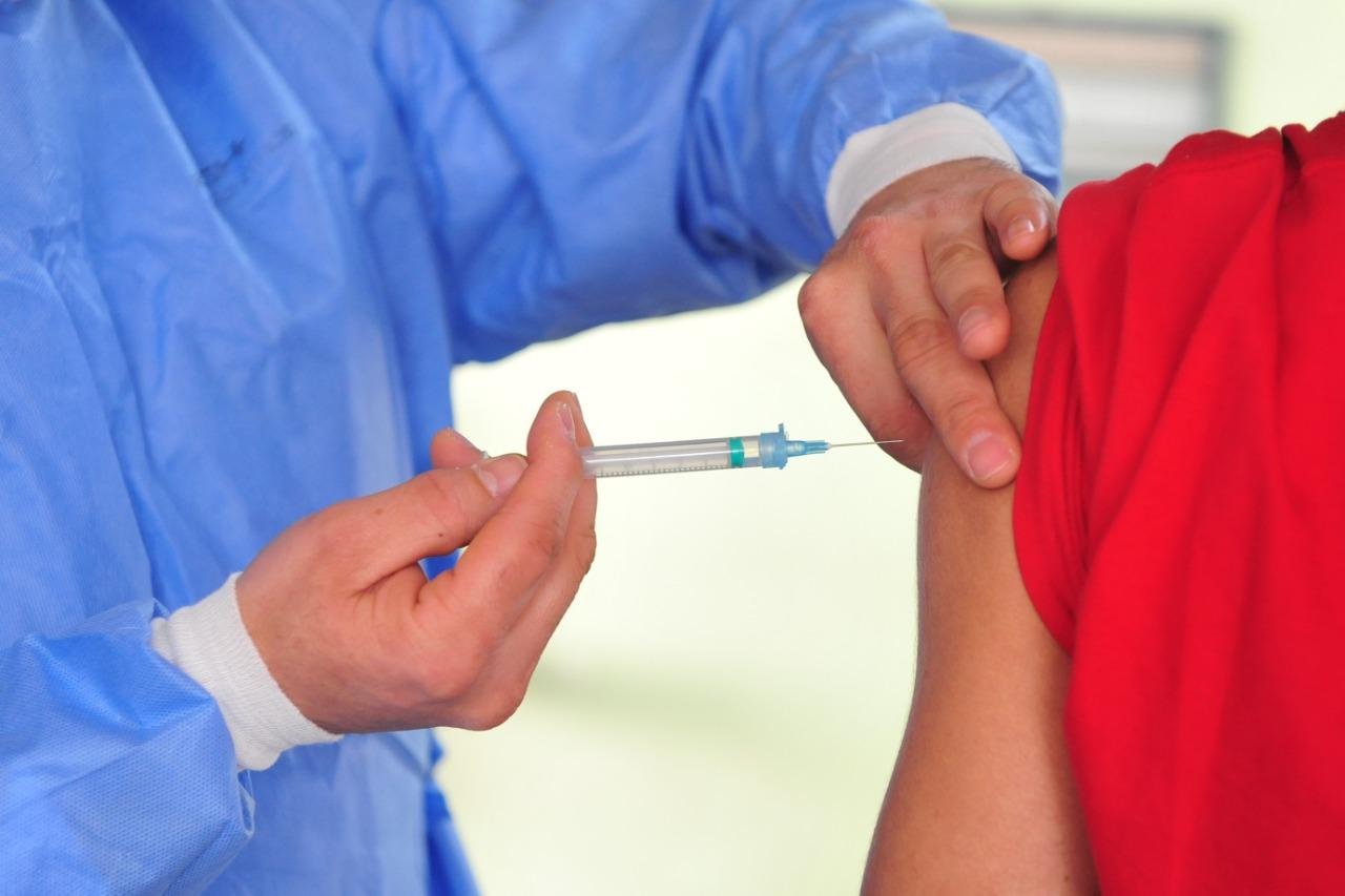 Vacina&ccedil;&atilde;o chega na terceira dose no ritmo mais veloz da campanha