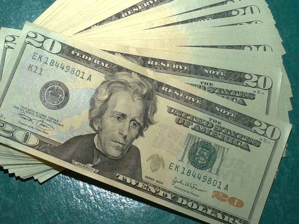 D&oacute;lar segue tend&ecirc;ncia de queda da semana passada