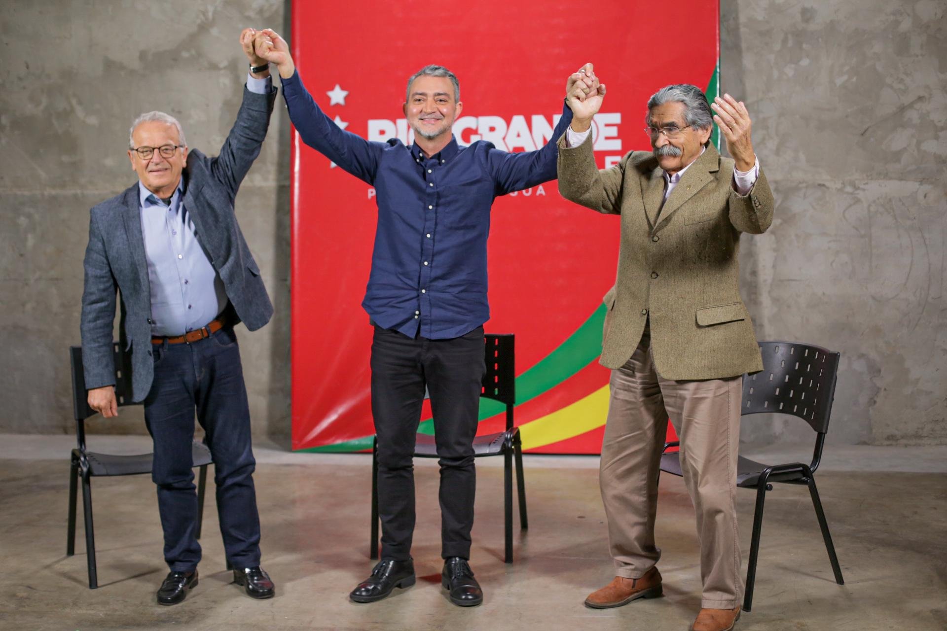 Os ex-governadores Tarso Genro e Ol&iacute;vio Dutra estiveram ao lado de Pretto no ato que oficializou a candidatura do deputado