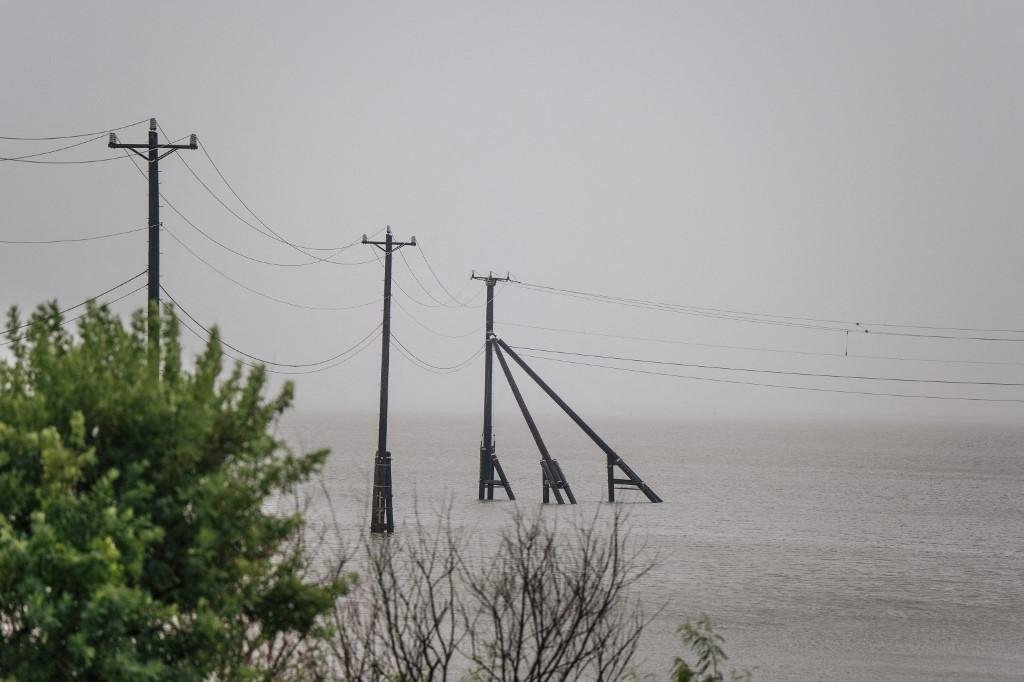 Furac&atilde;o de categoria 1 tem ventos de 120 km/hora, com rajadas mais fortes, e deve provocar at&eacute; 45 cm de chuva na &aacute;rea de Houston