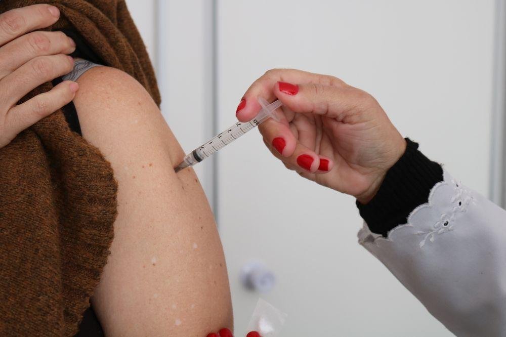 Para os idosos, a dose de refor&ccedil;o &eacute; da Pfizer, conforme op&ccedil;&atilde;o do Minist&eacute;rio da Sa&uacute;de