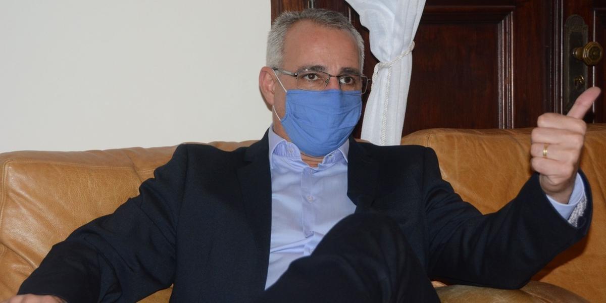 Com duas doses da vacina, Jorge Pozzobom cumpre isolamento domiciliar