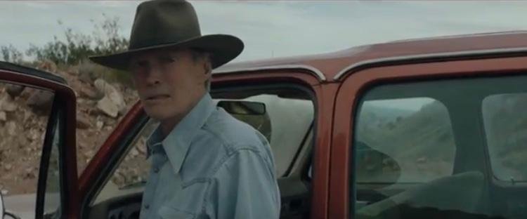 Clint Eastwood volta a cavalgar e at&eacute; dar alguns socos em seu novo filme de faroeste "Cry Macho"