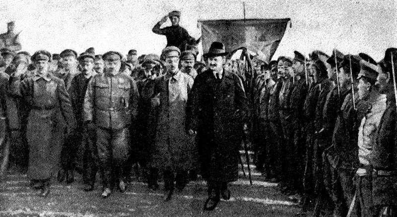 Trotsky organizou o Ex&eacute;rcito Vermelho para combater os contras.