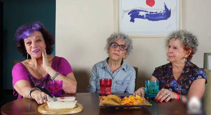 C&acirc;mera Record conversa com trio de amigas que vive conectada nas redes sociais