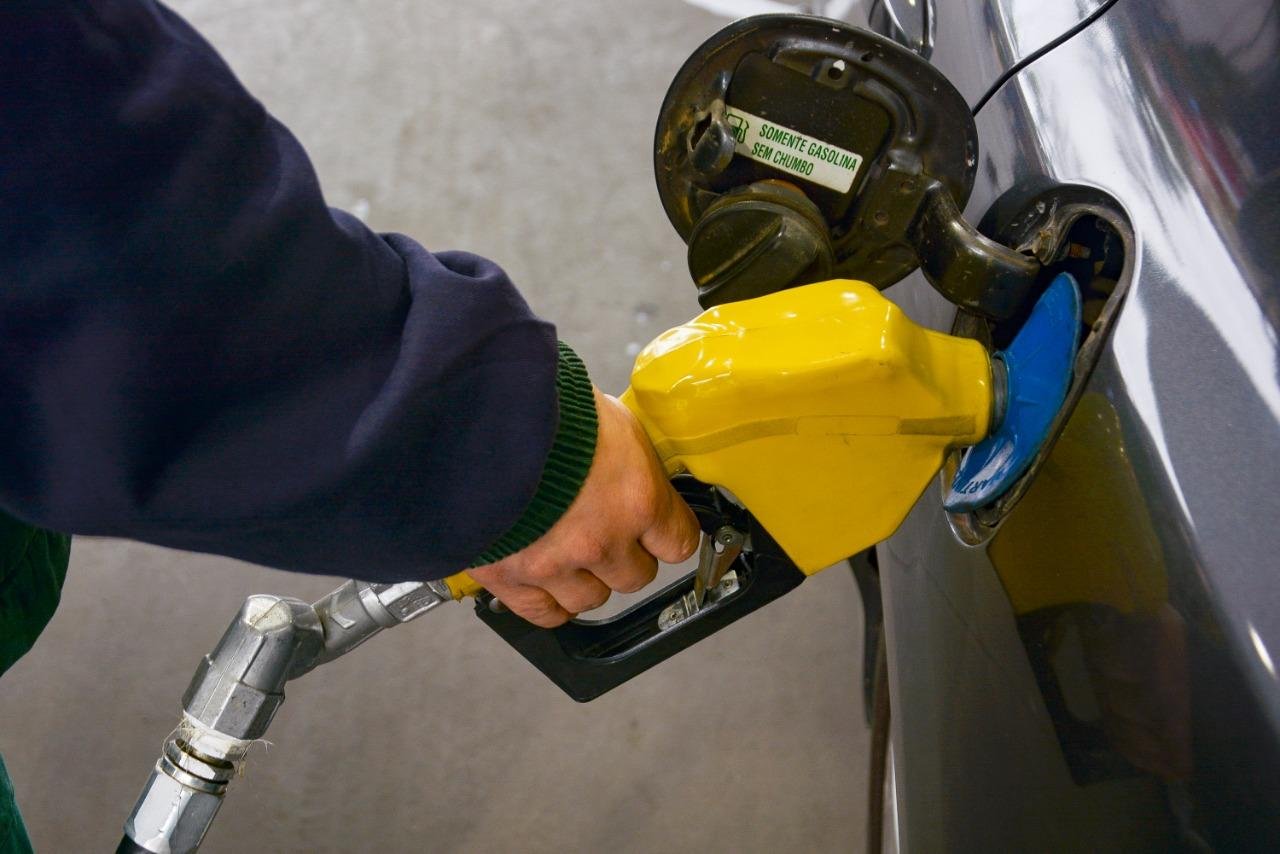 Encher um tanque de 50 litros est&aacute; 35% mais caro em rela&ccedil;&atilde;o a 2020