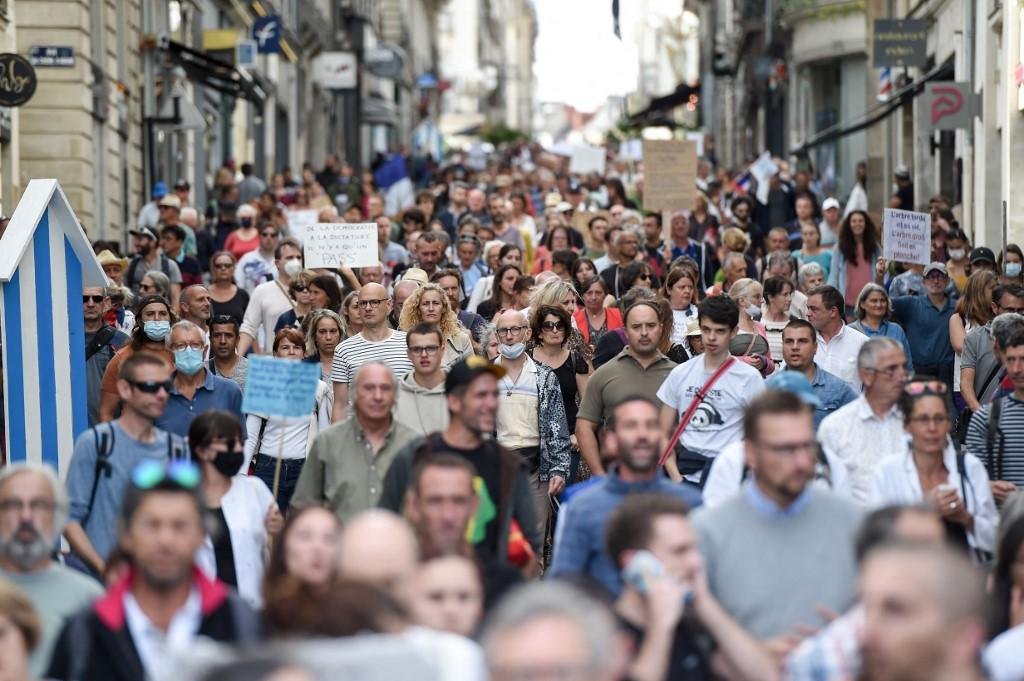 Protestos iniciam ap&oacute;s funcion&aacute;rios serem obrigados a se vacinar para poderem trabalhar