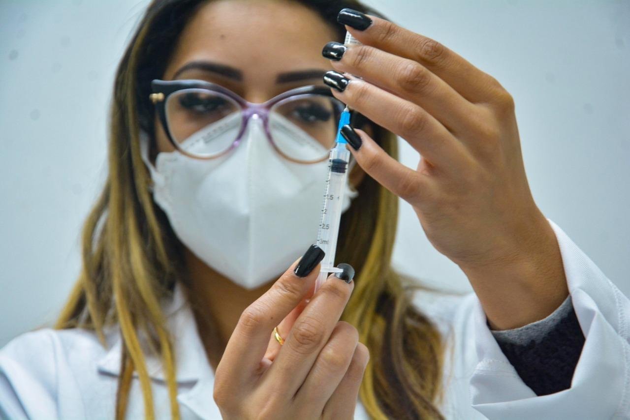 Mais de 66% da popula&ccedil;&atilde;o tem a primeira dose da vacina