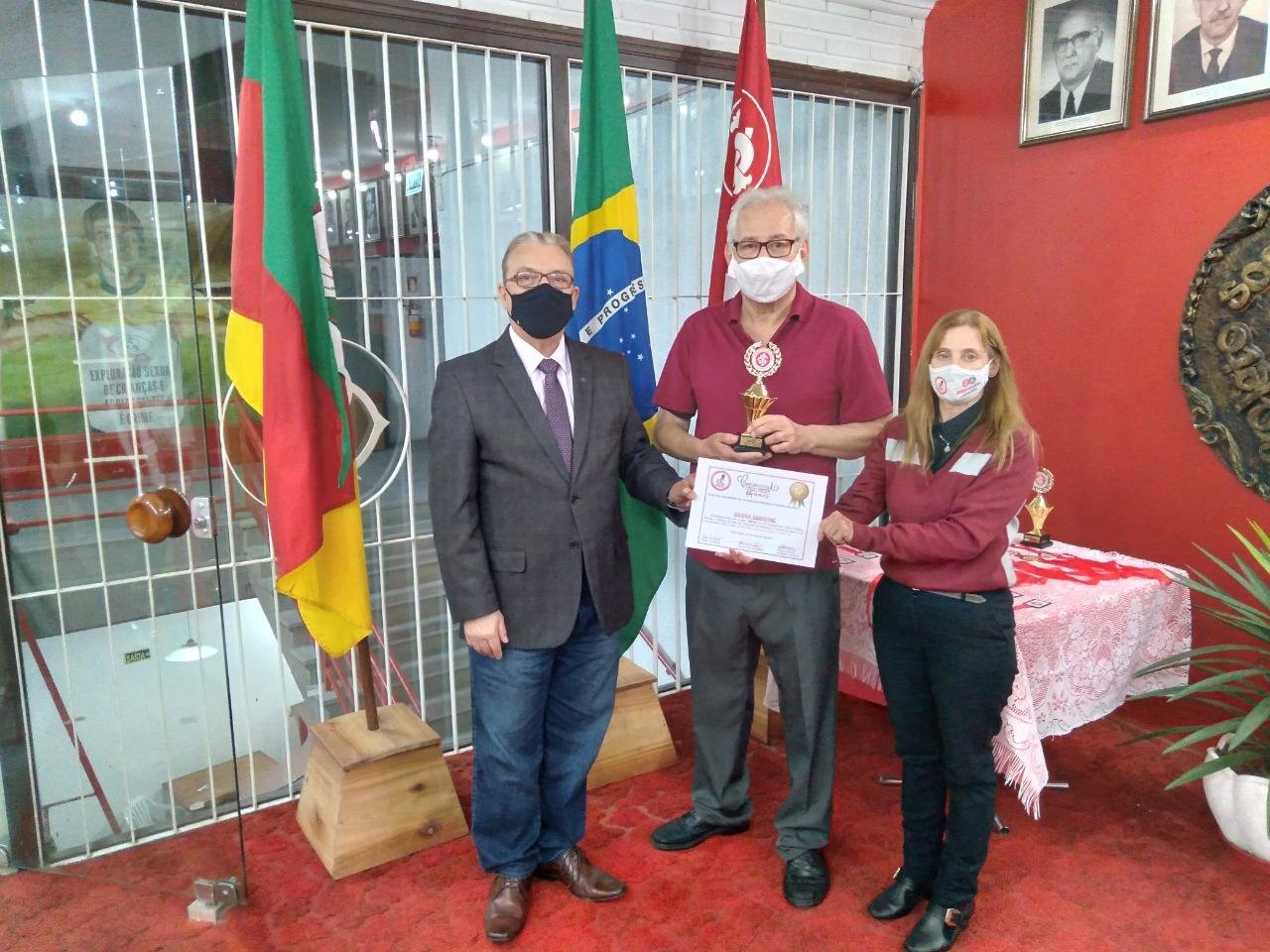 legenda: Roque Palermo (ao centro), ganhador de trof&eacute;u na categoria Conto, entre Marco Aur&eacute;lio Kihs e Marin&ecirc;s Bonacina, da FECI