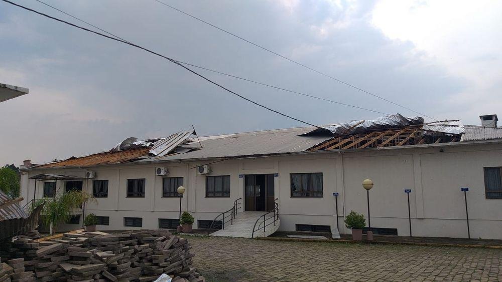Temporal destelhou centenas de im&oacute;veis na Serra