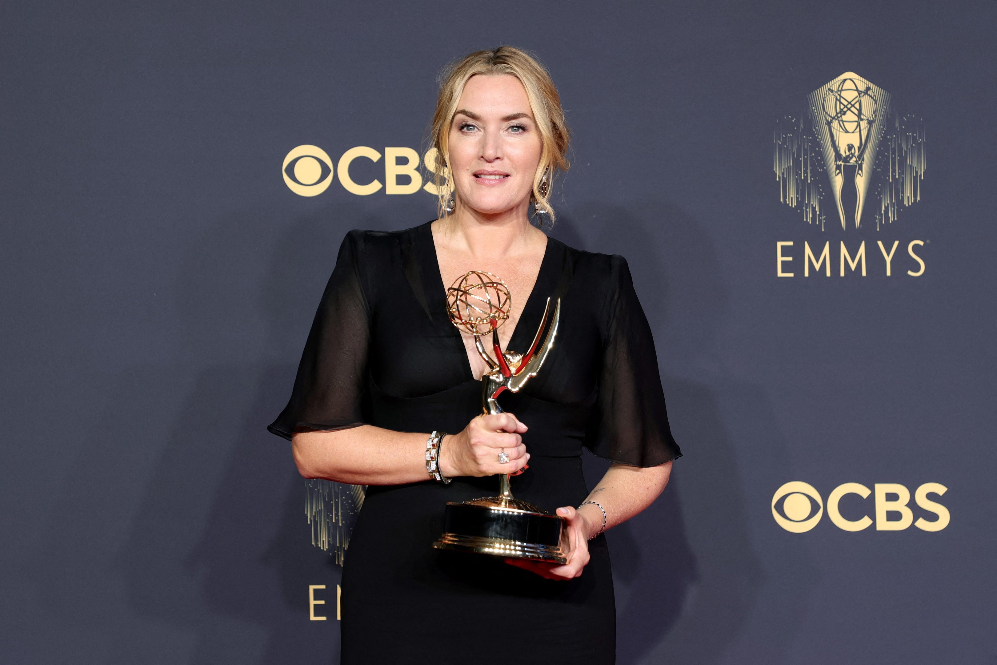 Kate Winslet ganhou o trof&eacute;u de Melhor Atriz pela s&eacute;rie limitada 'Mare of Easttown' no Emmy 2021
