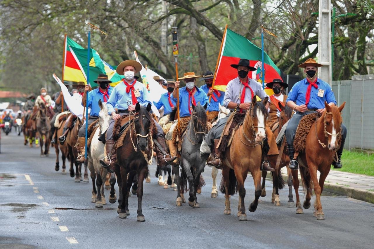 Cavalgada Farroupilha prestou homenagem ao 20 de Setembro e ao centen&aacute;rio do Pal&aacute;cio Piratini