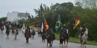 Em Canguçu, cerca de 120 cavalarianos, representando os oito CTGs da cidade, participaram da cavalgada