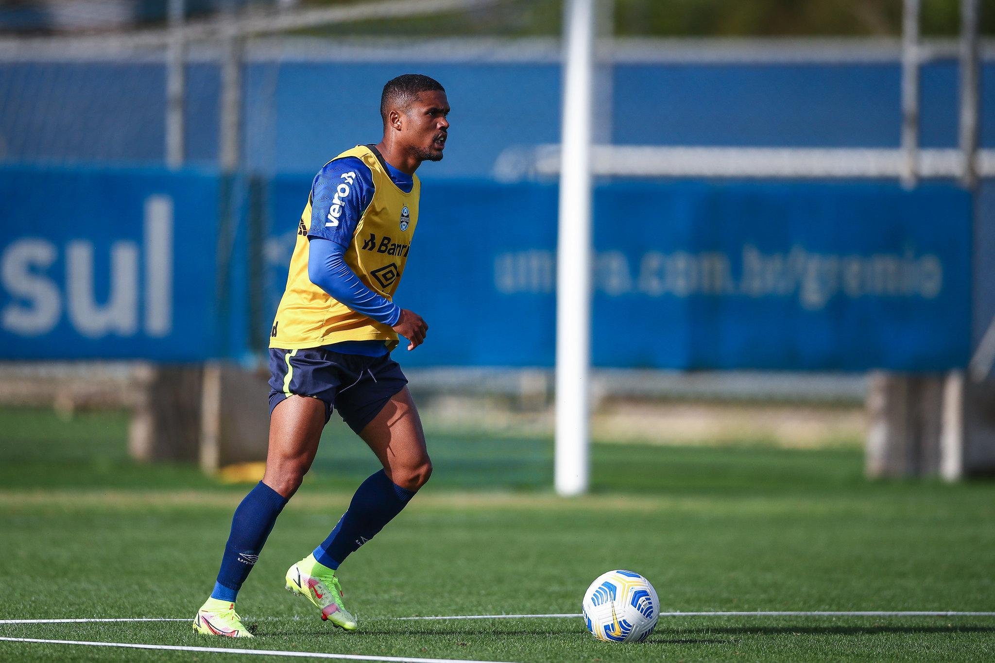 Meia est&aacute; se recuperando de les&atilde;o e tem chances de atuar no final de semana