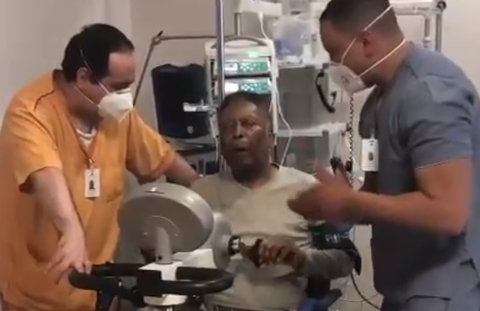 Rei est&aacute; fazendo fisioterapia no hospital