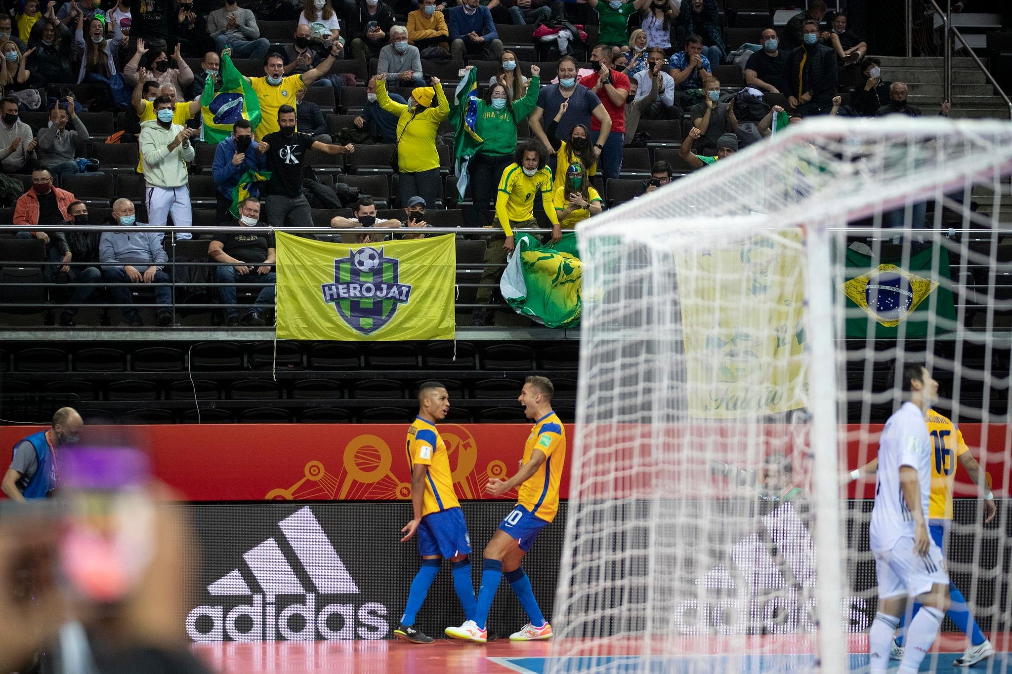 Brasil venceu o Jap&atilde;o por 4 a 2 nas oitavas de final da Copa do Mundo de futsal
