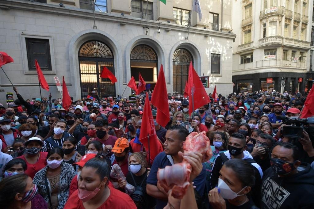 B3 informou que movimento j&aacute; deixou o pr&eacute;dio, mas manifestantes continuam do lado de fora