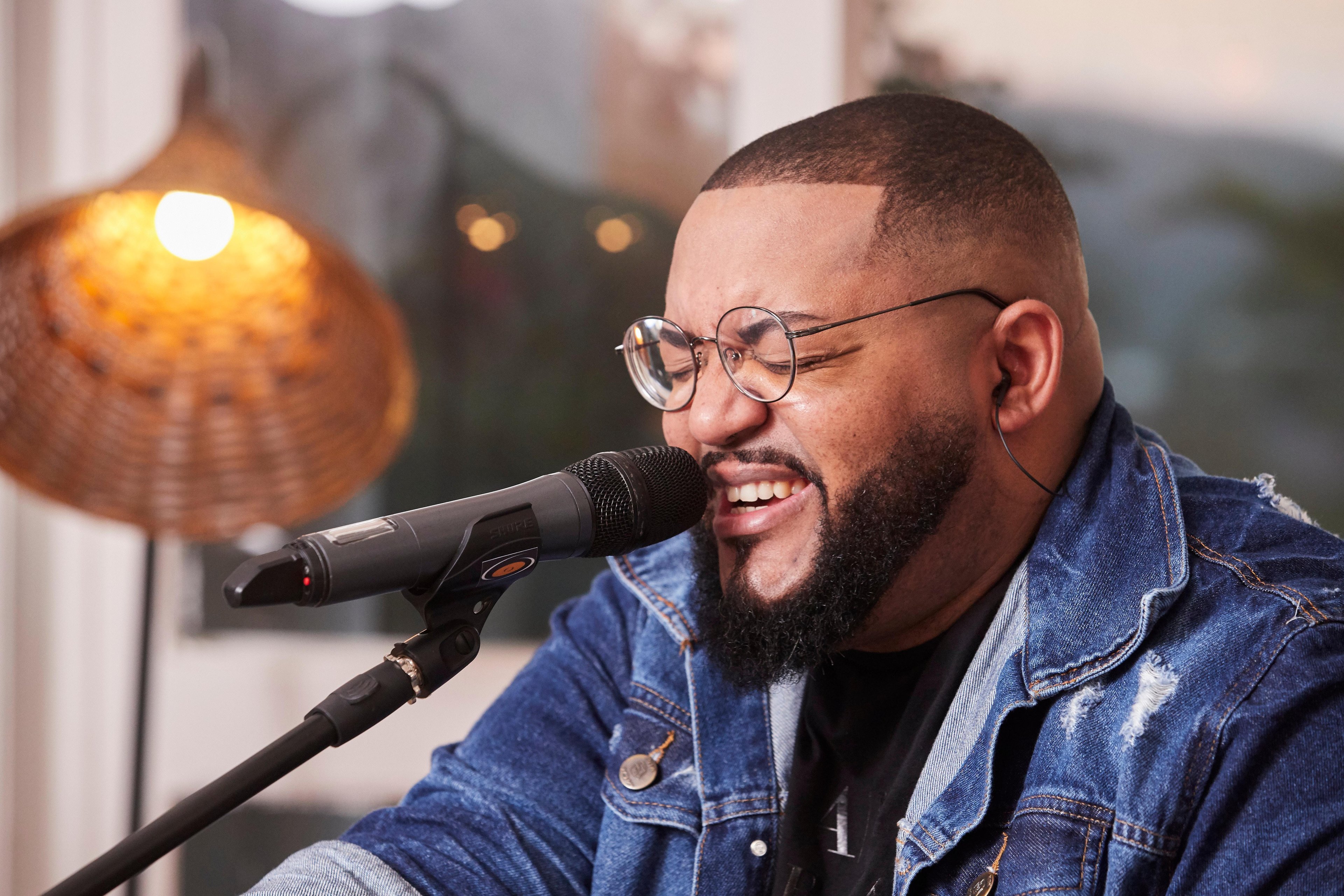 Cantor Tiee colocou em ritmo de samba v&aacute;rios cl&aacute;ssicos da MPB