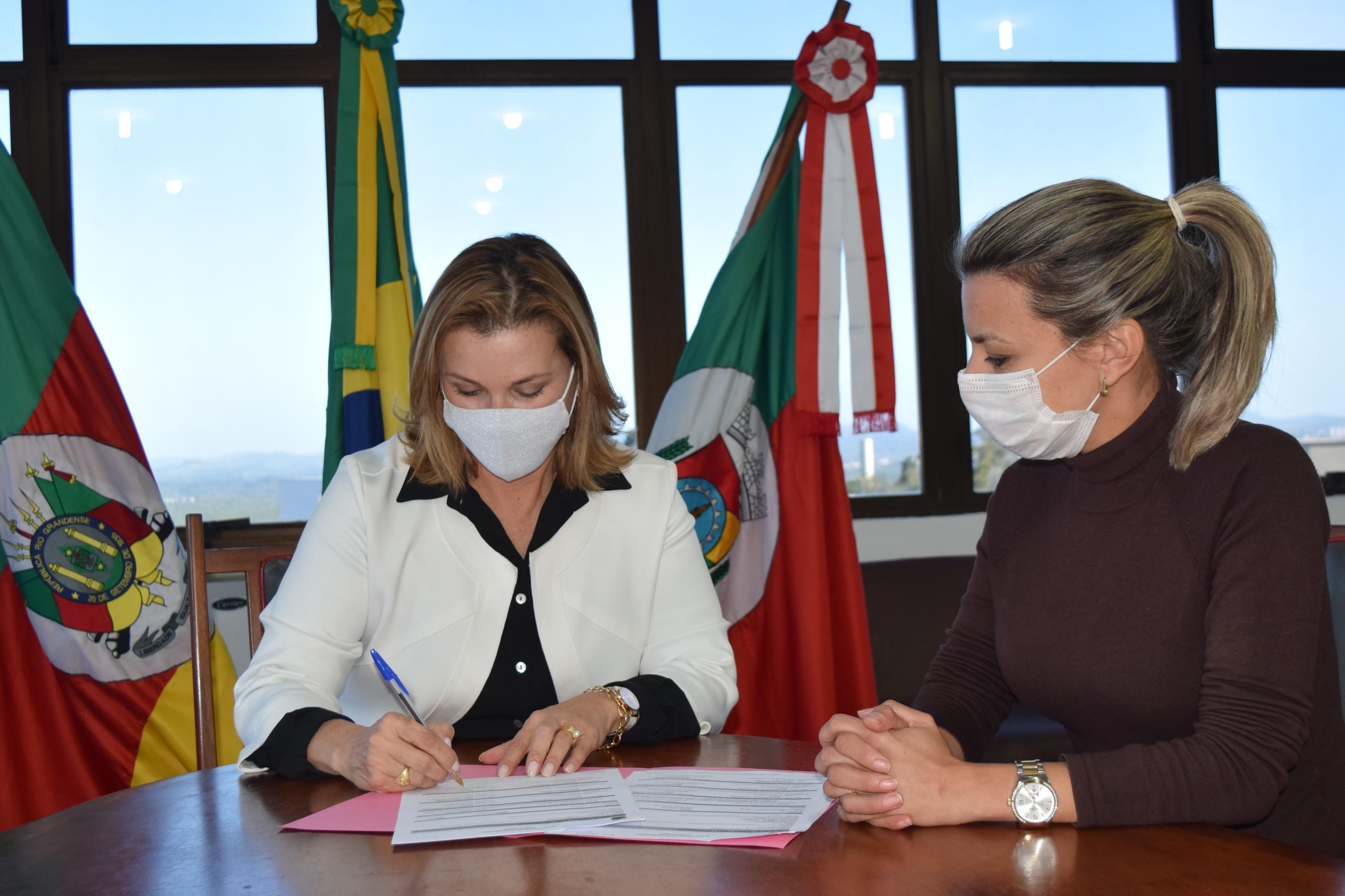 Assinatura aconteceu neste domingo