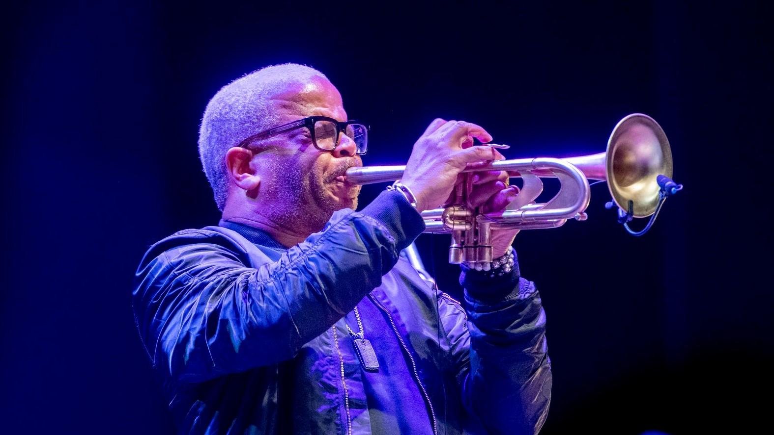 Blanchard, de 59 anos, &eacute; um showman: formou uma banda marcial que tocou para dezenas de filmes e trabalhou com artistas como Herbie Hancock, Dr. John e Stevie Wonder