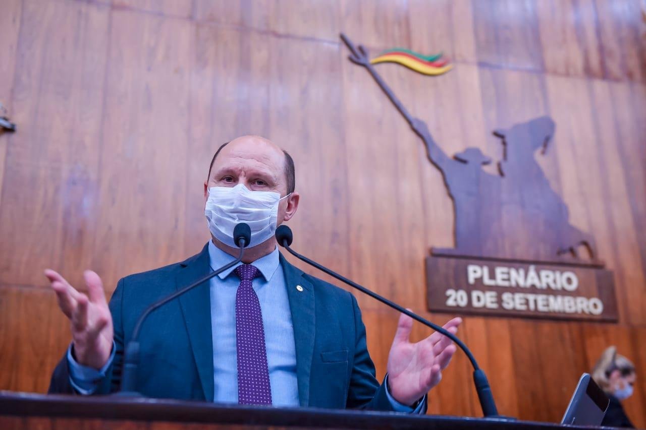 Elton Weber &eacute; o autor do projeto que regulamenta a atua&ccedil;&atilde;o dos bombeiros volunt&aacute;rios, que teve ades&atilde;o de 36 deputados
