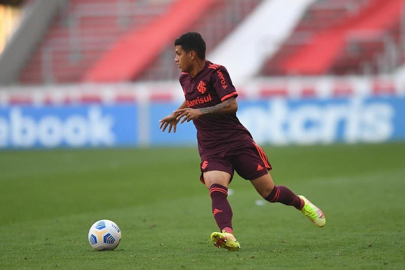 Gustavo Maia disputou 11 partidas e marcou um gol com a camisa colorada