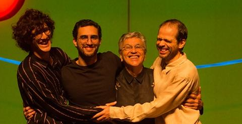 Caetano ao lado dos filhos Tom, Zeca e Moreno Veloso