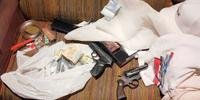 Houve a apreensão de revólveres, munições, réplica de pistola, R$ 7 mil em dinheiro, celulares e roupas