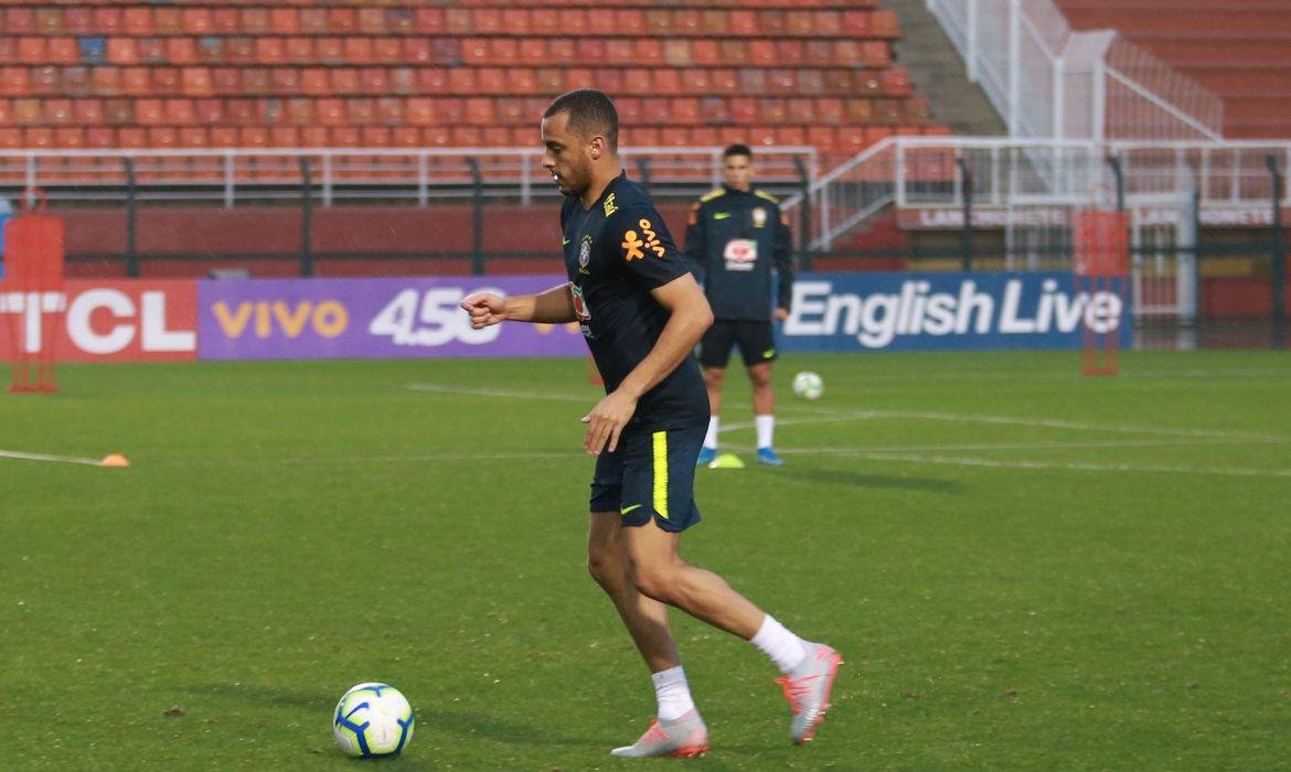 Arthur Cabral ir&aacute; disputar Eliminat&oacute;rias com a Sele&ccedil;&atilde;o