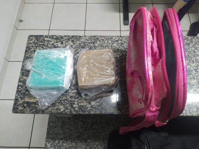 Embarque teria acontecido em Porto Alegre; cerca de 1kg de drogas foi apreendido