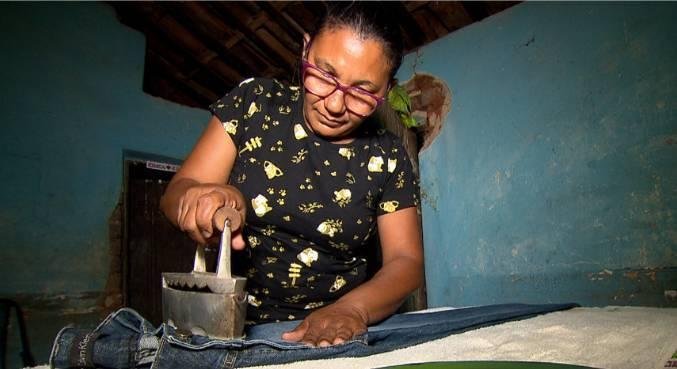 Moradora usa ferro a brasa para passar roupa no sert&atilde;o do Piau&iacute;