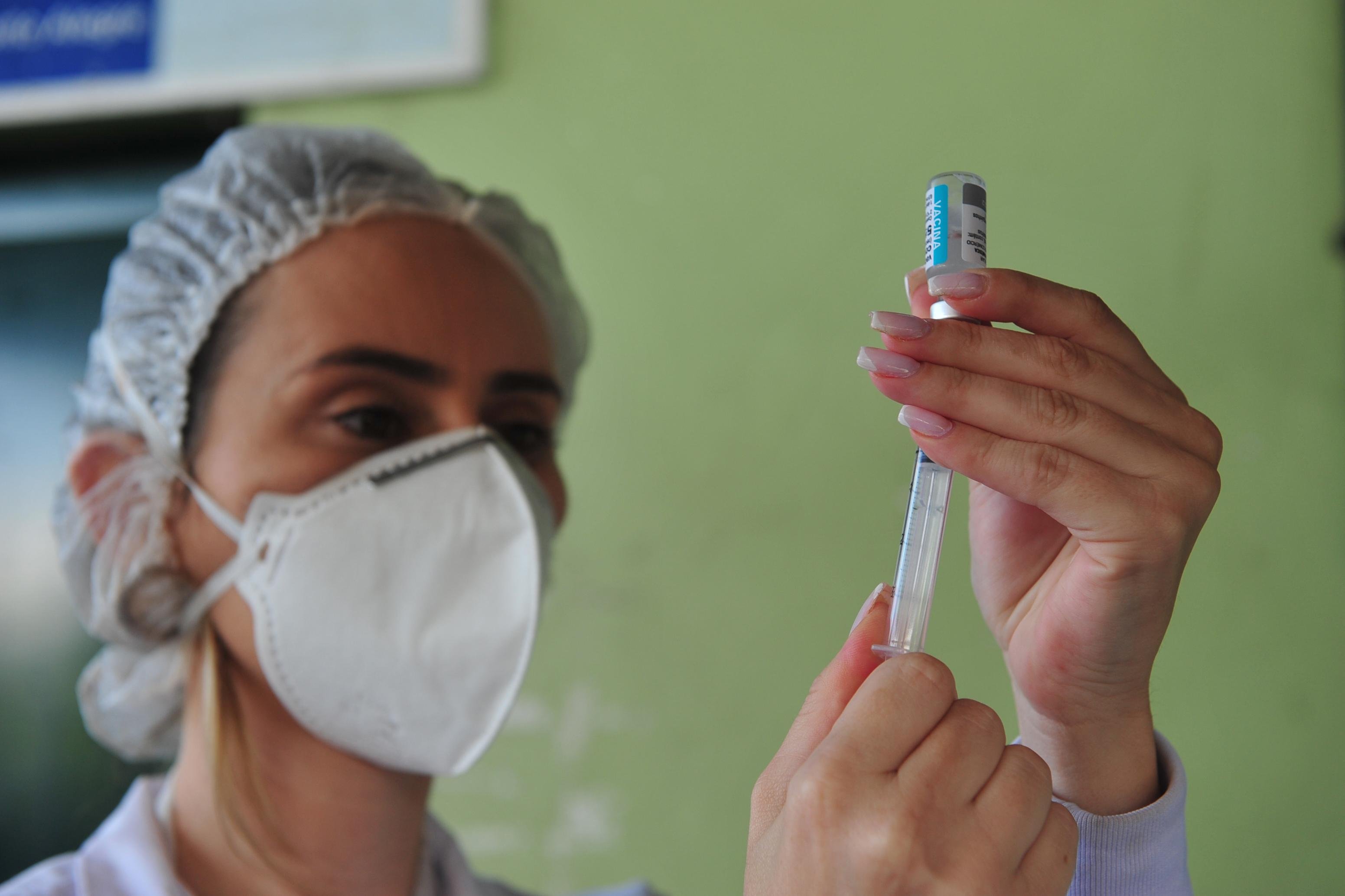 Primeira dose &eacute; ofertada, neste domingo, para pessoas com 12 anos ou mais