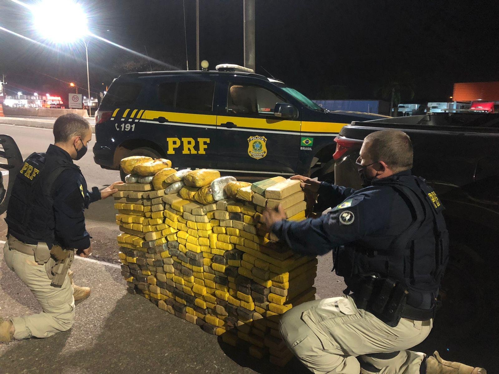 No ve&iacute;culo, policiais encontraram maconha e skunk