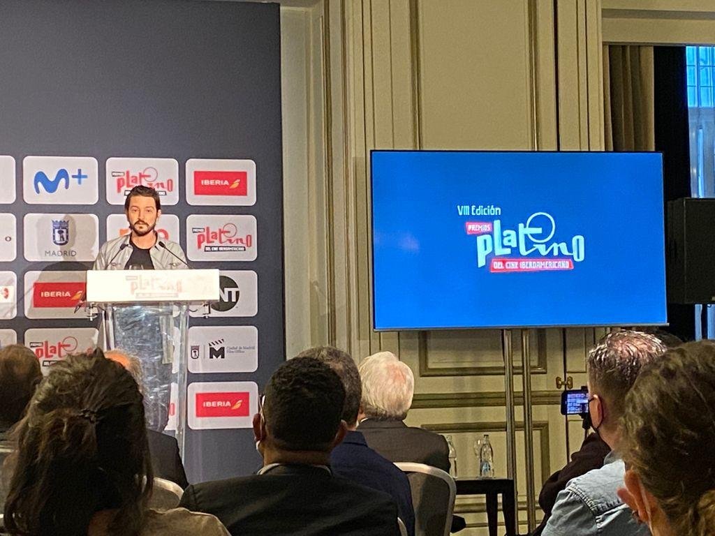 Diego Luna em cerim&ocirc;nia do Pr&ecirc;mio Platino
