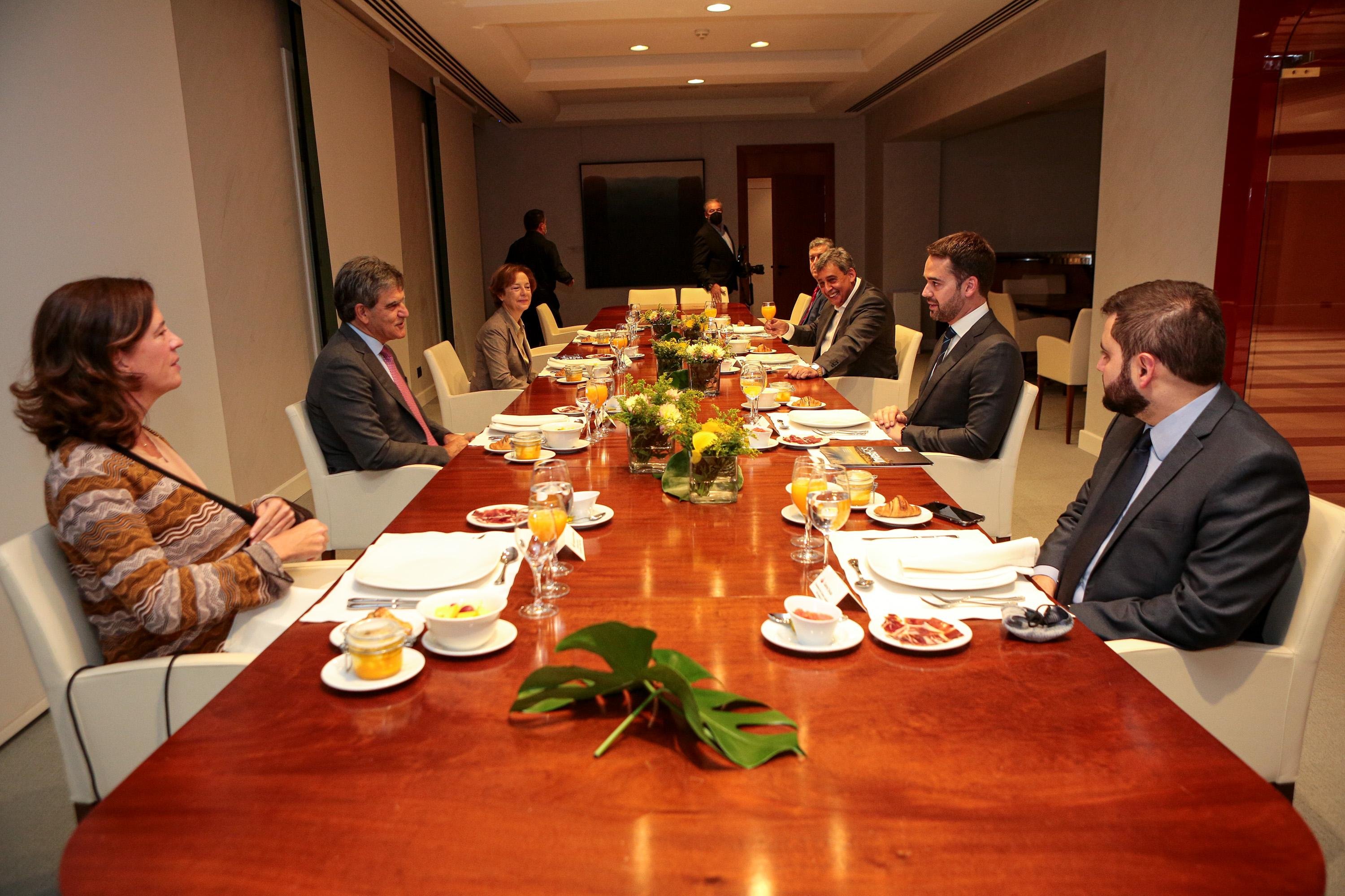 Integrantes da comitiva estadual foram recepcionados pelo presidente global do Santander, Jose Antonio Alvarez