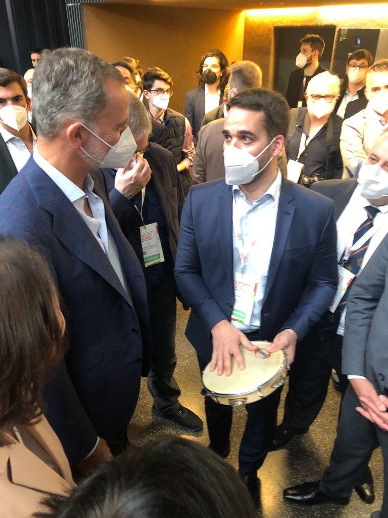 Leite toca pandeiro para o rei da Espanha, durante viagem a Madrid