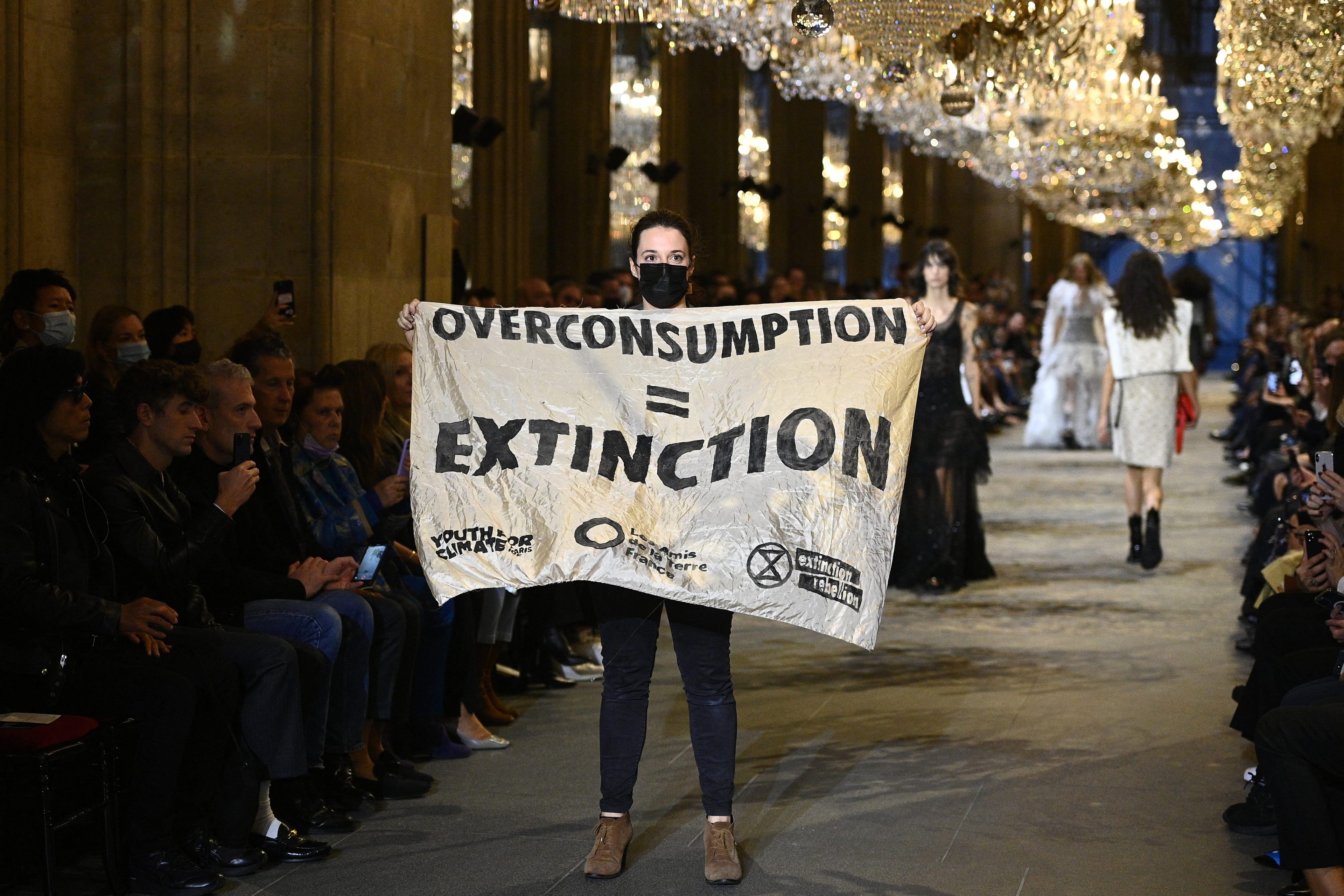 Cerca de trinta militantes das organiza&ccedil;&otilde;es Extinction Rebellion, Amigos da Terra e Youth For Climate estiveram por tr&aacute;s dessa a&ccedil;&atilde;o, dos quais dois foram presos