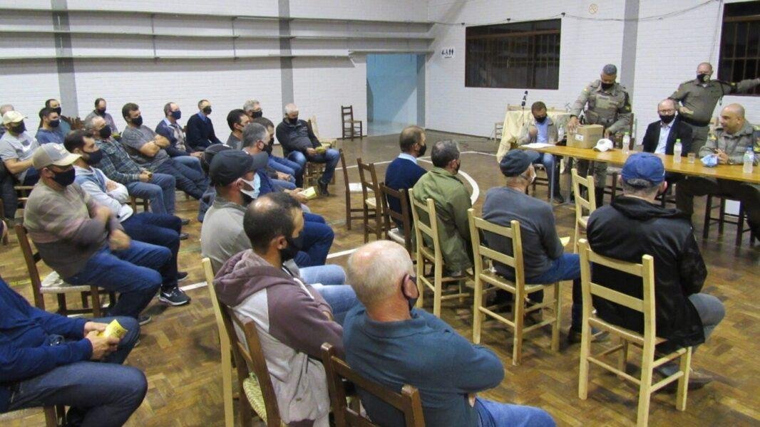 Encontro no sal&atilde;o da comunidade de Monte B&eacute;rico foi realizado para discutir a situa&ccedil;&atilde;o