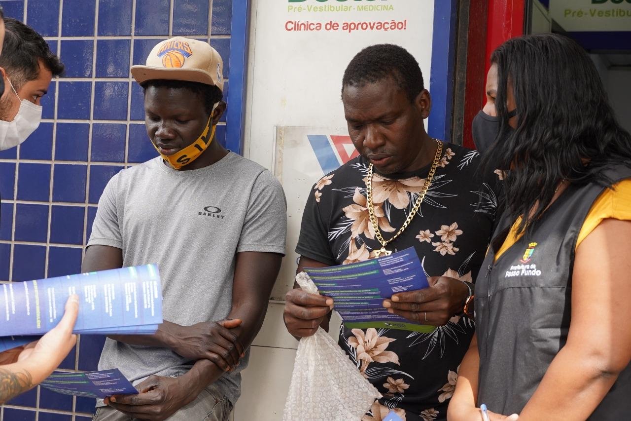Os imigrantes recebem informa&ccedil;&otilde;es e garantem encaminhamento para o mercado de trabalho