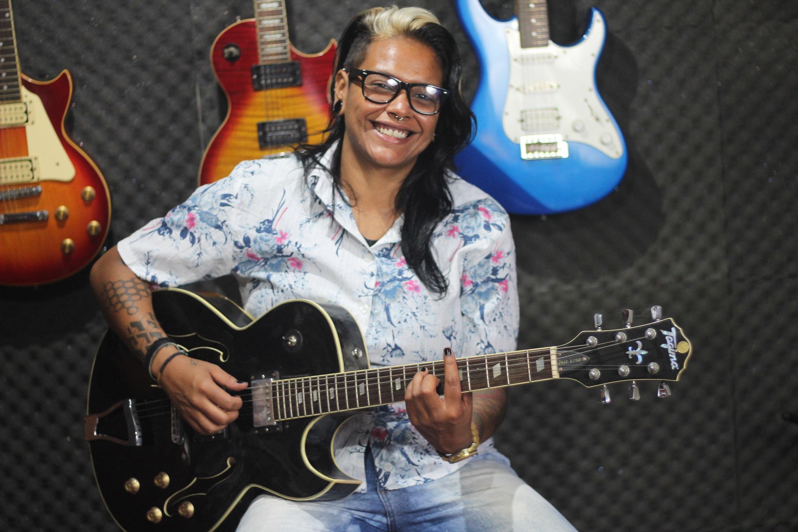 Leny &eacute; cantora, compositora, guitarrista,  tocando h&aacute; 10 anos em bares, pubs e casas noturnas