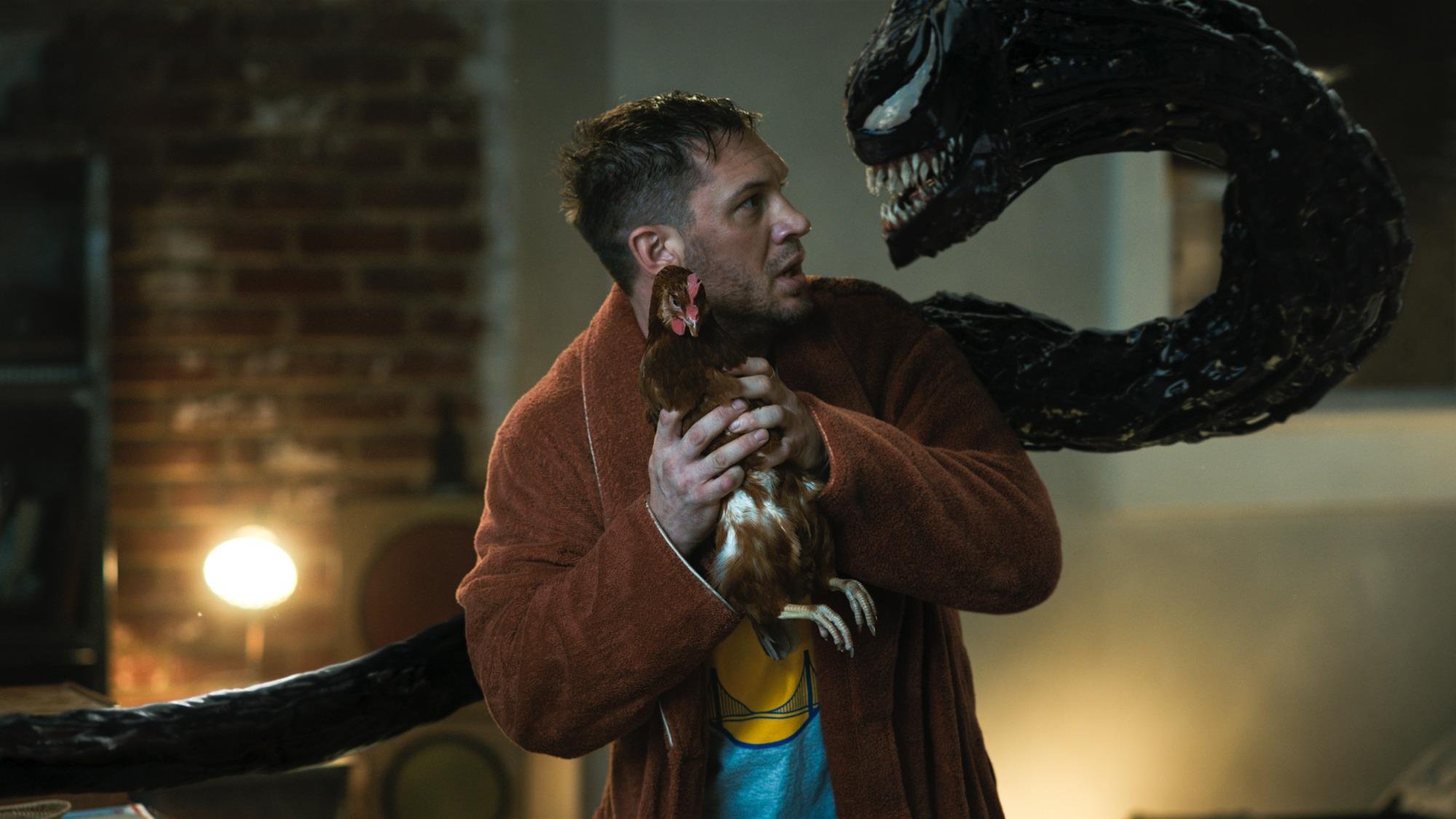 O jornalista Eddie Brock convive em seu corpo com o simbionte Venom