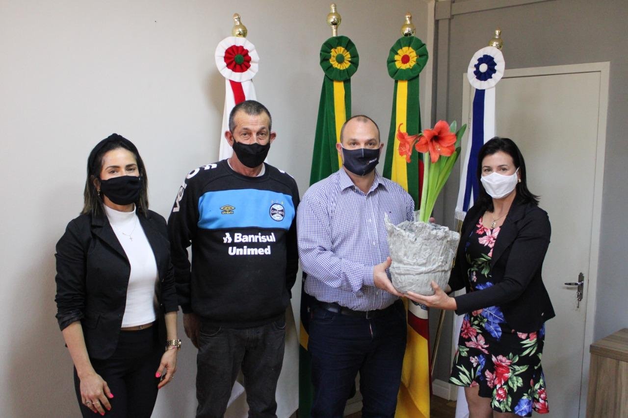 Prefeito Eduardo Bonotto recebendo um vaso da oficina