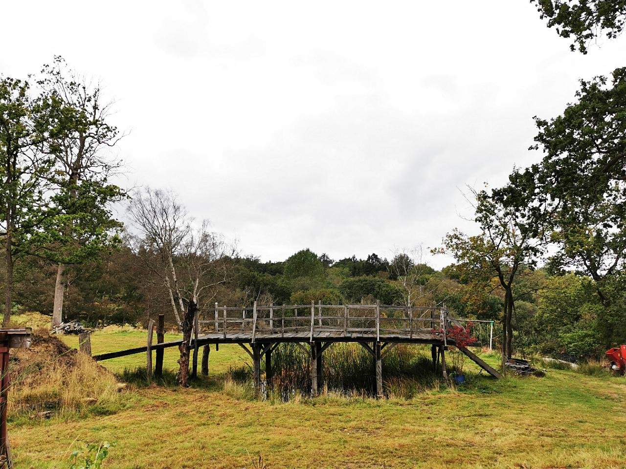 Uma buc&oacute;lica ponte de madeira do campo ingl&ecirc;s que inspirou o autor das aventuras do Ursinho Pooh foi vendida por mais de 131.000 libras.